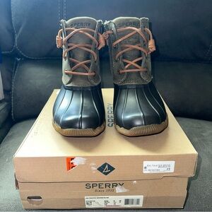 Sperry women’s 6 saltwater Duck Boots in Black and Brown